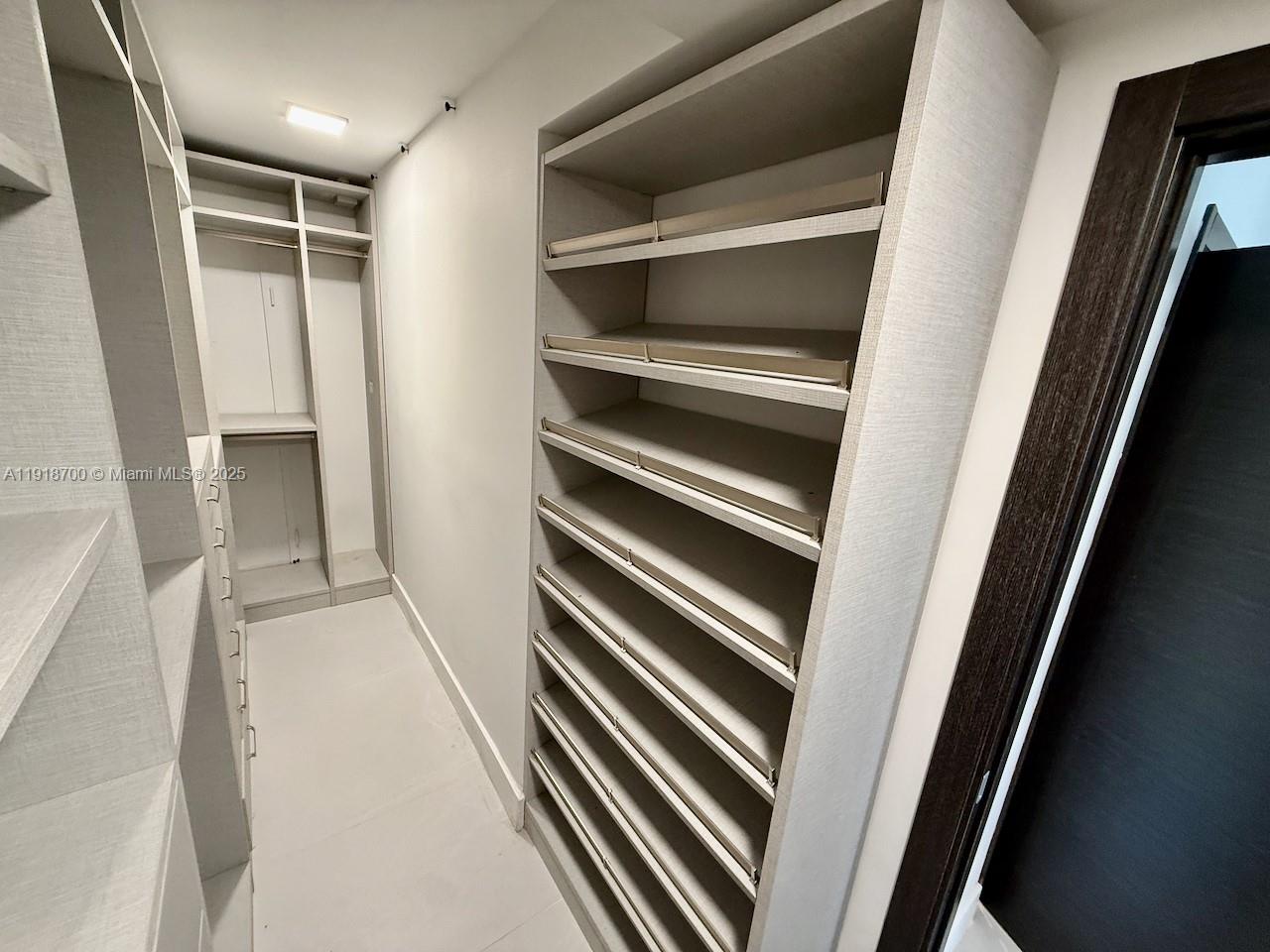 KING COLE CONDO - Residential