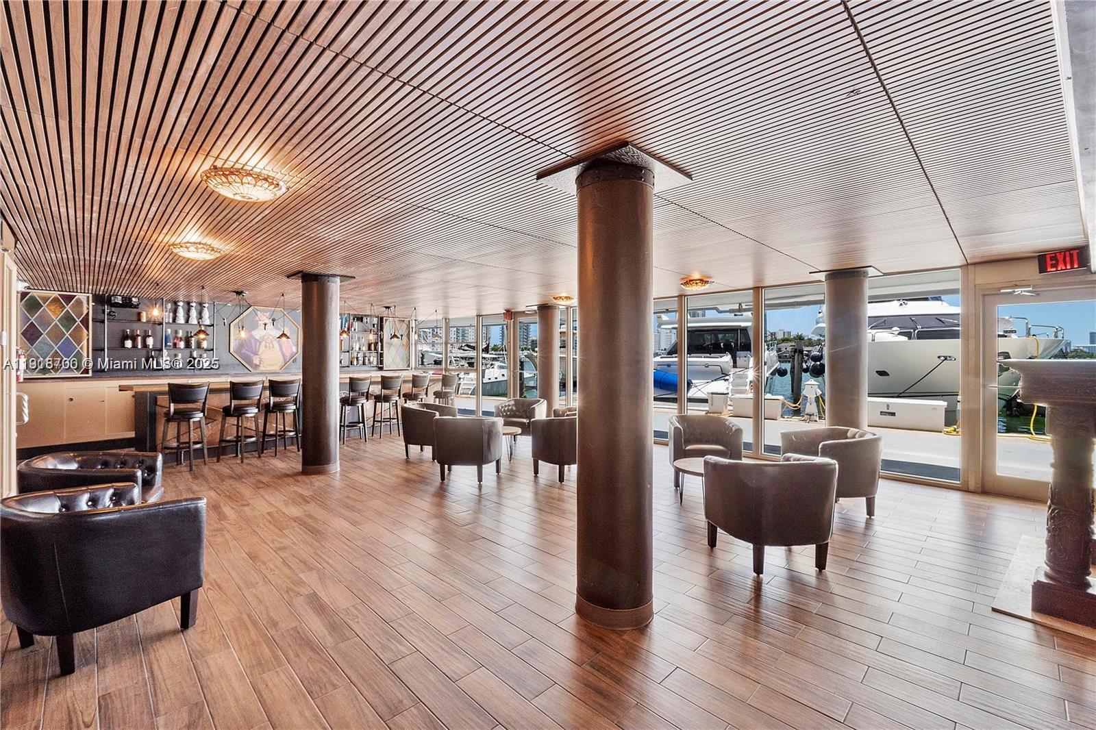 KING COLE CONDO - Residential