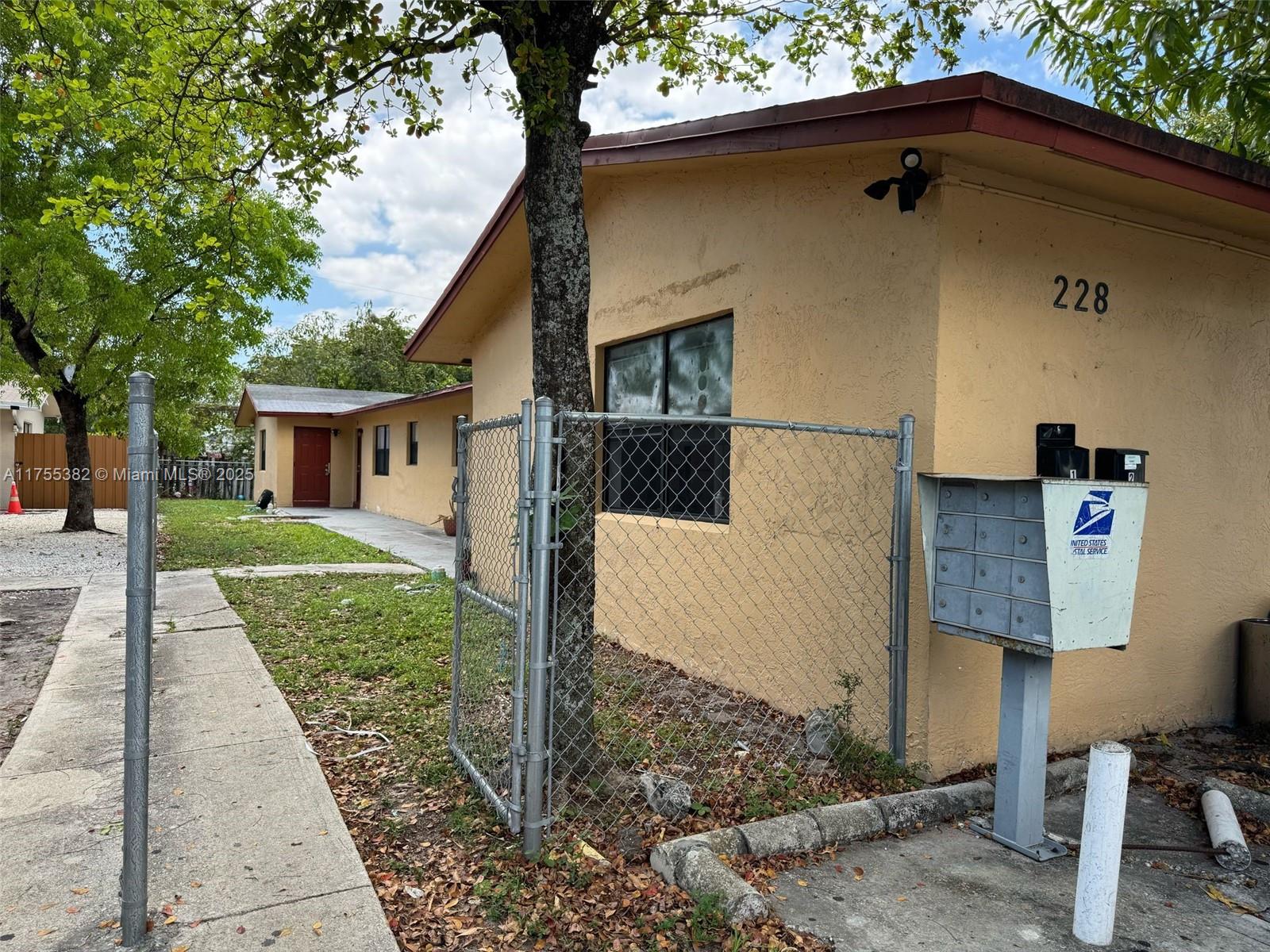 228 NW 12th St