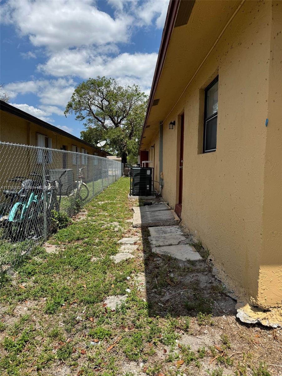 228 NW 12th St
