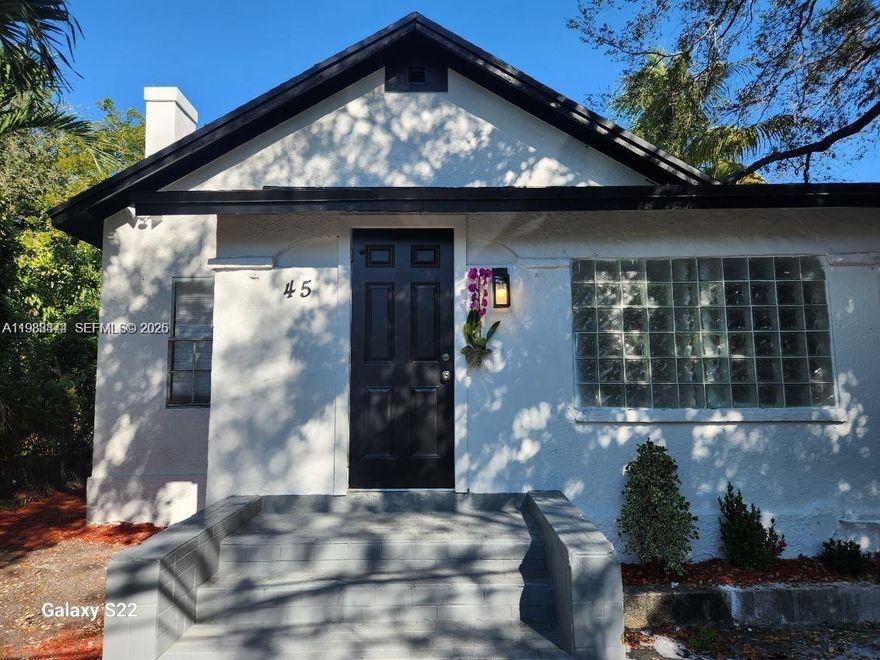 Fully renovated 3 bedroom 2 bathroom, separate guest quarter 1/1, private backyard, just minutes from the Design District,   Buena Vista, Midtown, Miami International Airport and schools. I deal for families with children.