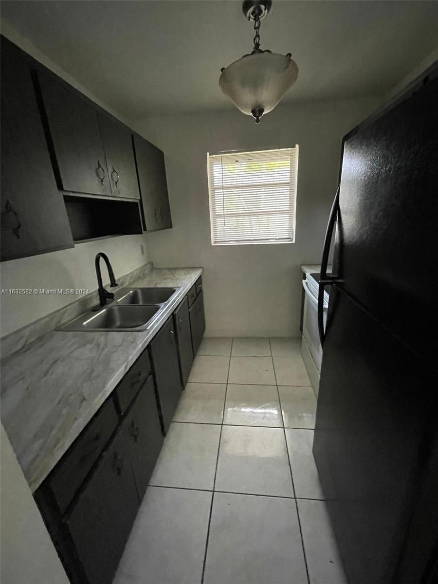 HOLLYWOOD COUNTRY ESTATES - Residential Lease