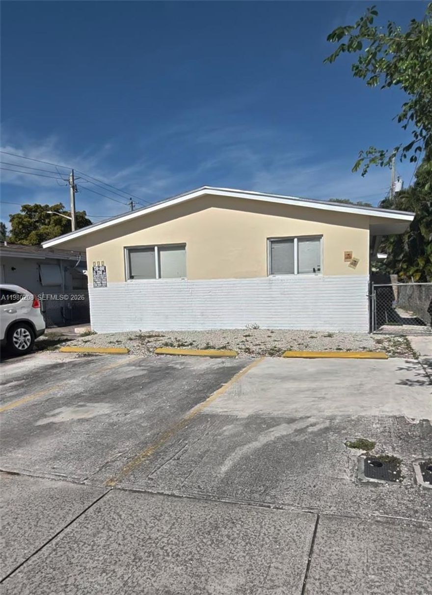 ALL REMODELED>>>  2 plex,  NO HOA,   2/1 each,   2 FPL and 2 WATER METERS,  Brand new ROOF,  NEW windows, Plumbing ,Central air,  New AC DUCK,  4 parking spaces....both tenant occupied. collect rent from day 1...