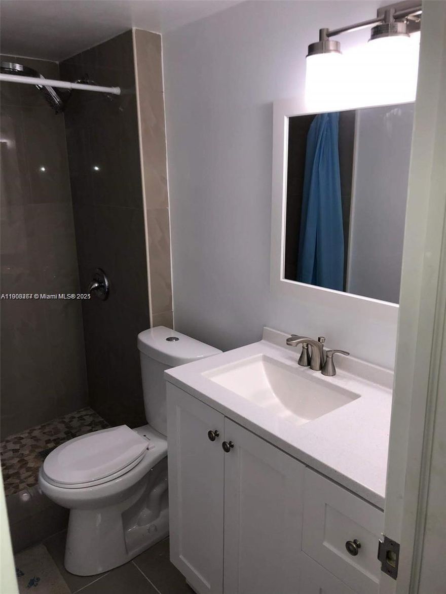 Beautifully remodeled apartment! Ground floor, with a small garden, corner, steps from the Expressway, 20 minutes from the beaches!
The building has tennis and basketball courts! The complex is being completely remodeled!
The unit is rented for $2,000.- dollars.
The price is incredible! Don't miss this opportunity!