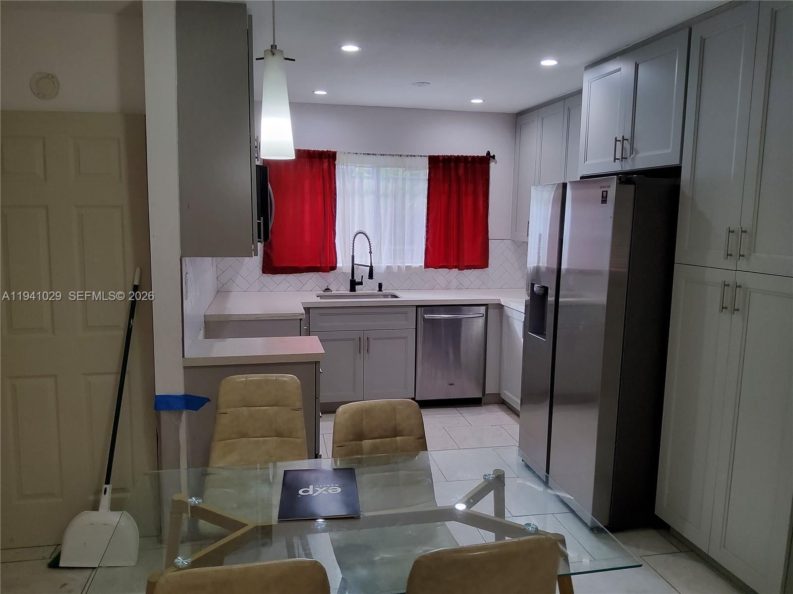 RADIO HEIGHTS - Residential