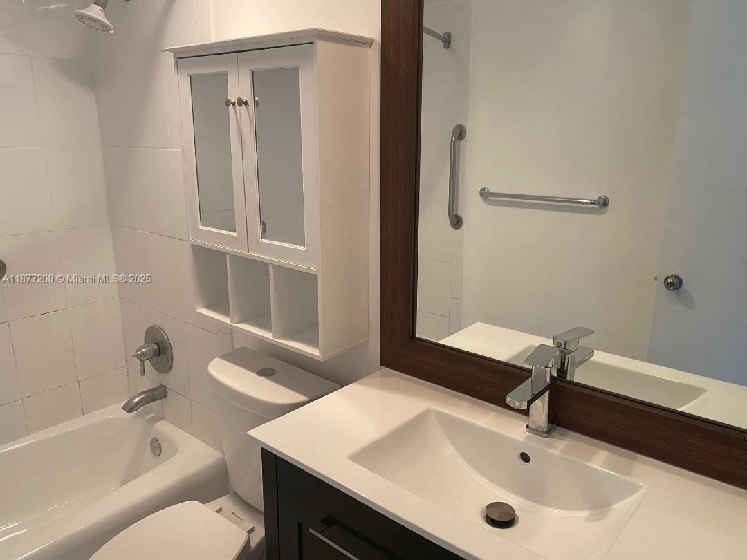 RESIDENCES ON HOLLYWOOD - Residential Lease