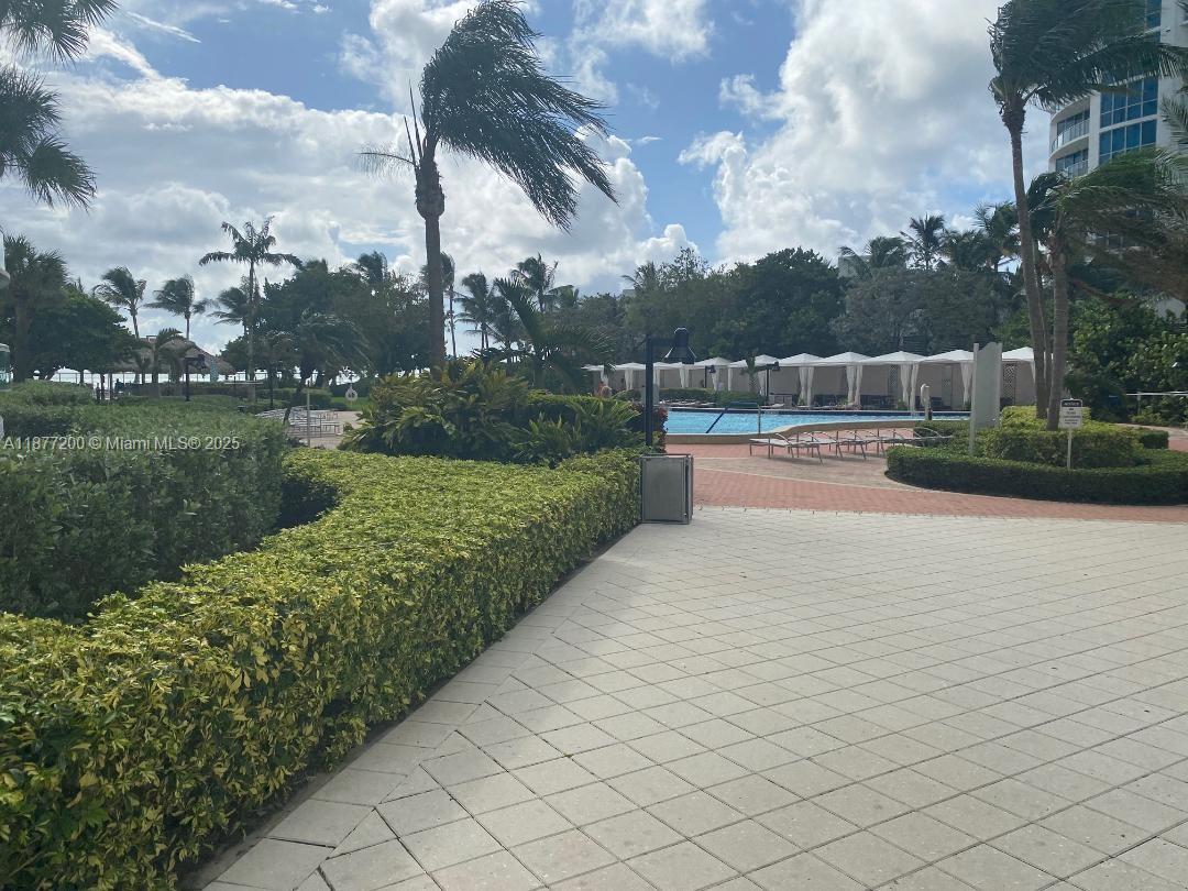 RESIDENCES ON HOLLYWOOD - Residential Lease