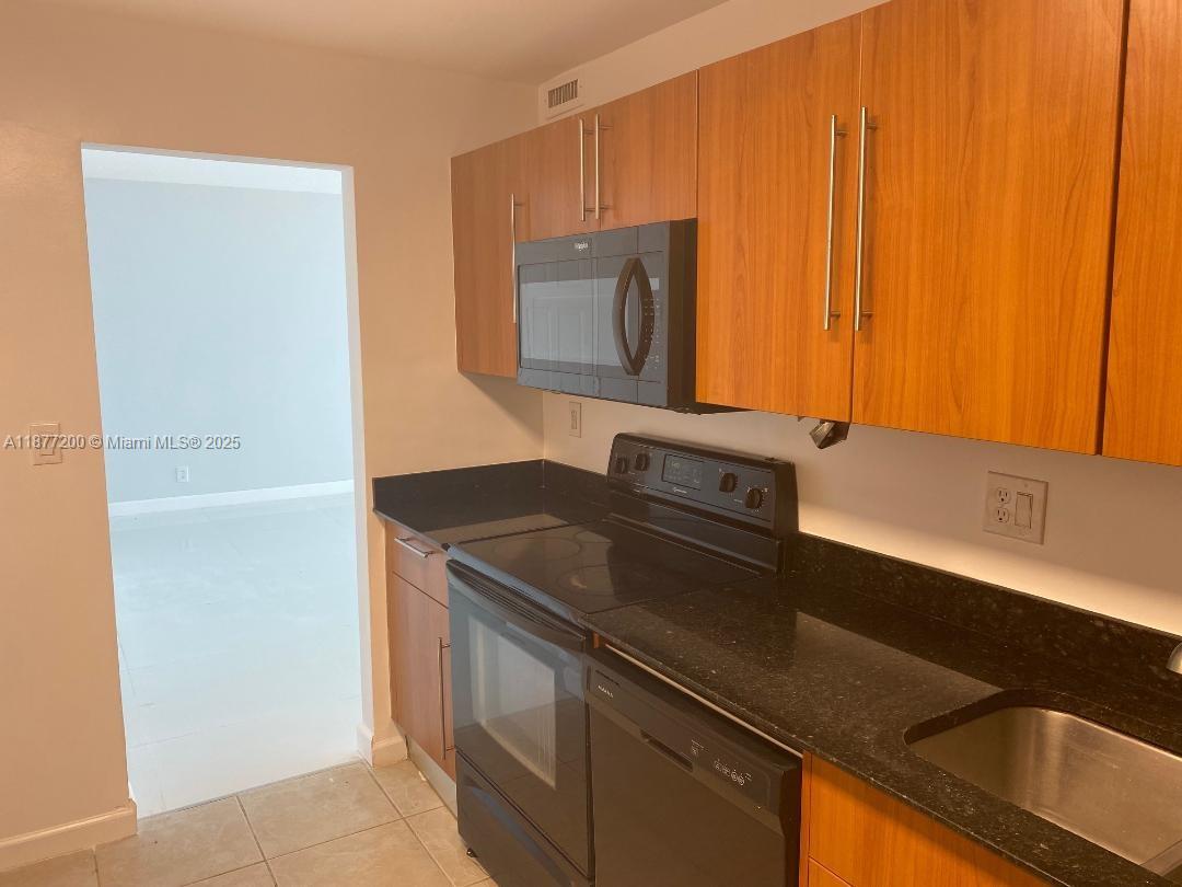 RESIDENCES ON HOLLYWOOD - Residential Lease