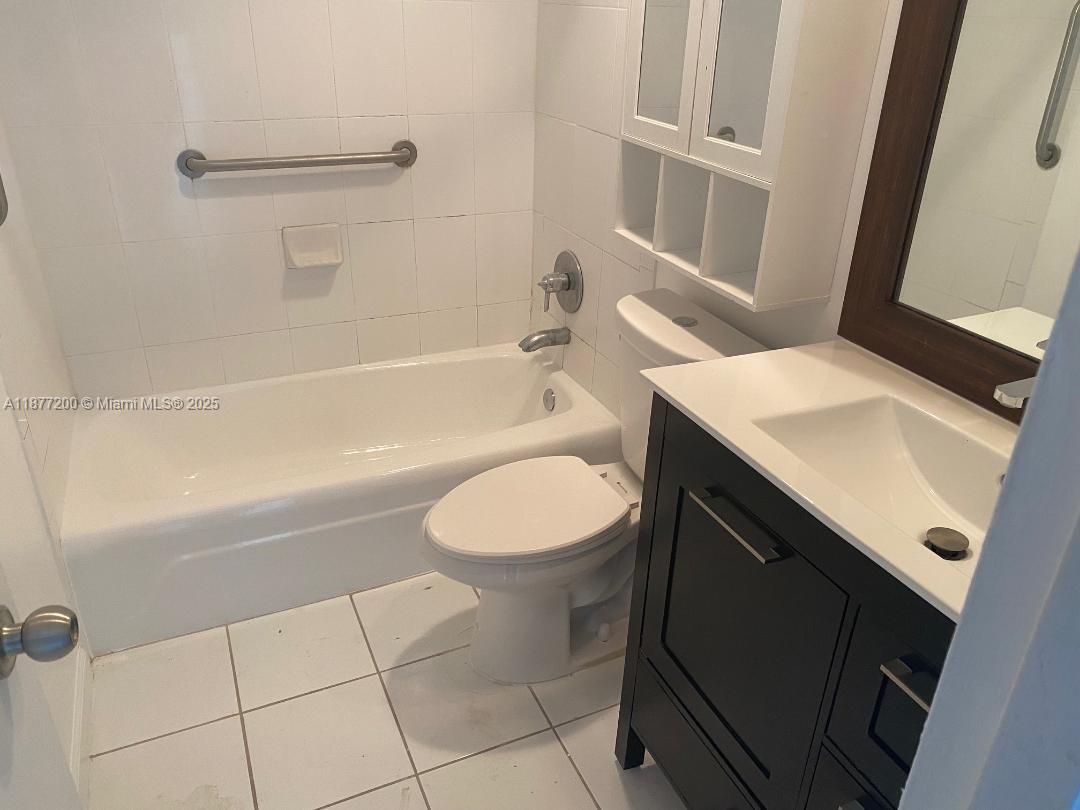 RESIDENCES ON HOLLYWOOD - Residential Lease