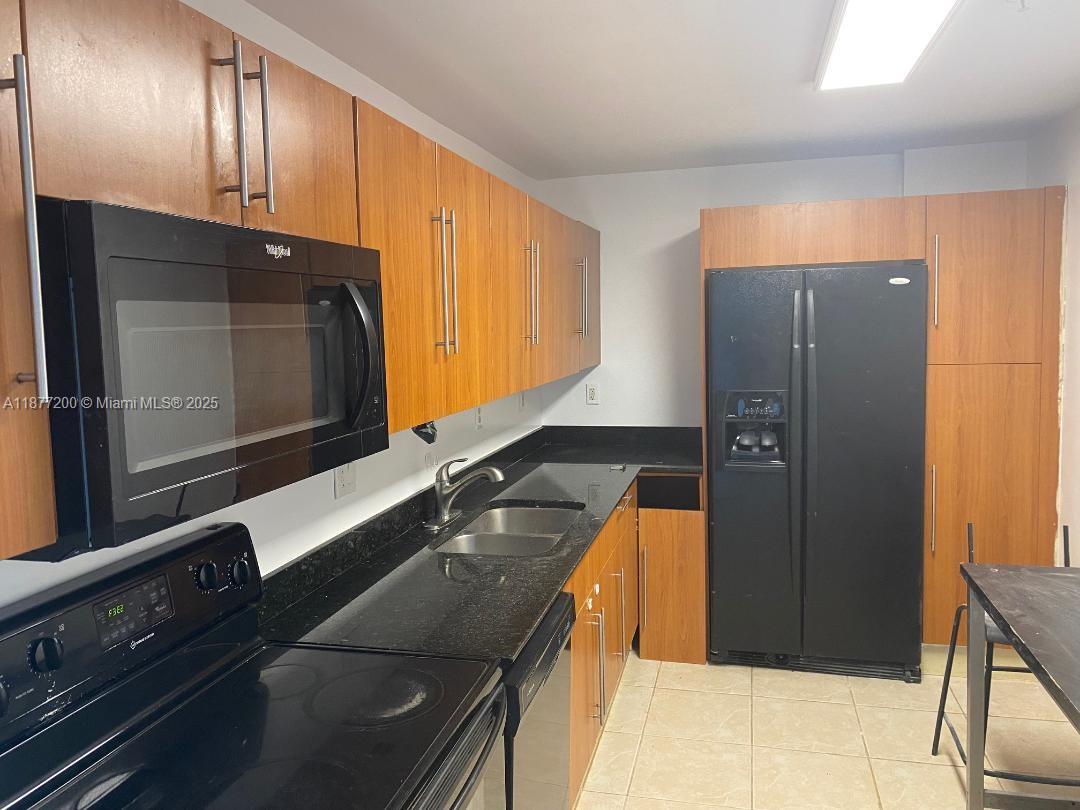 RESIDENCES ON HOLLYWOOD - Residential Lease