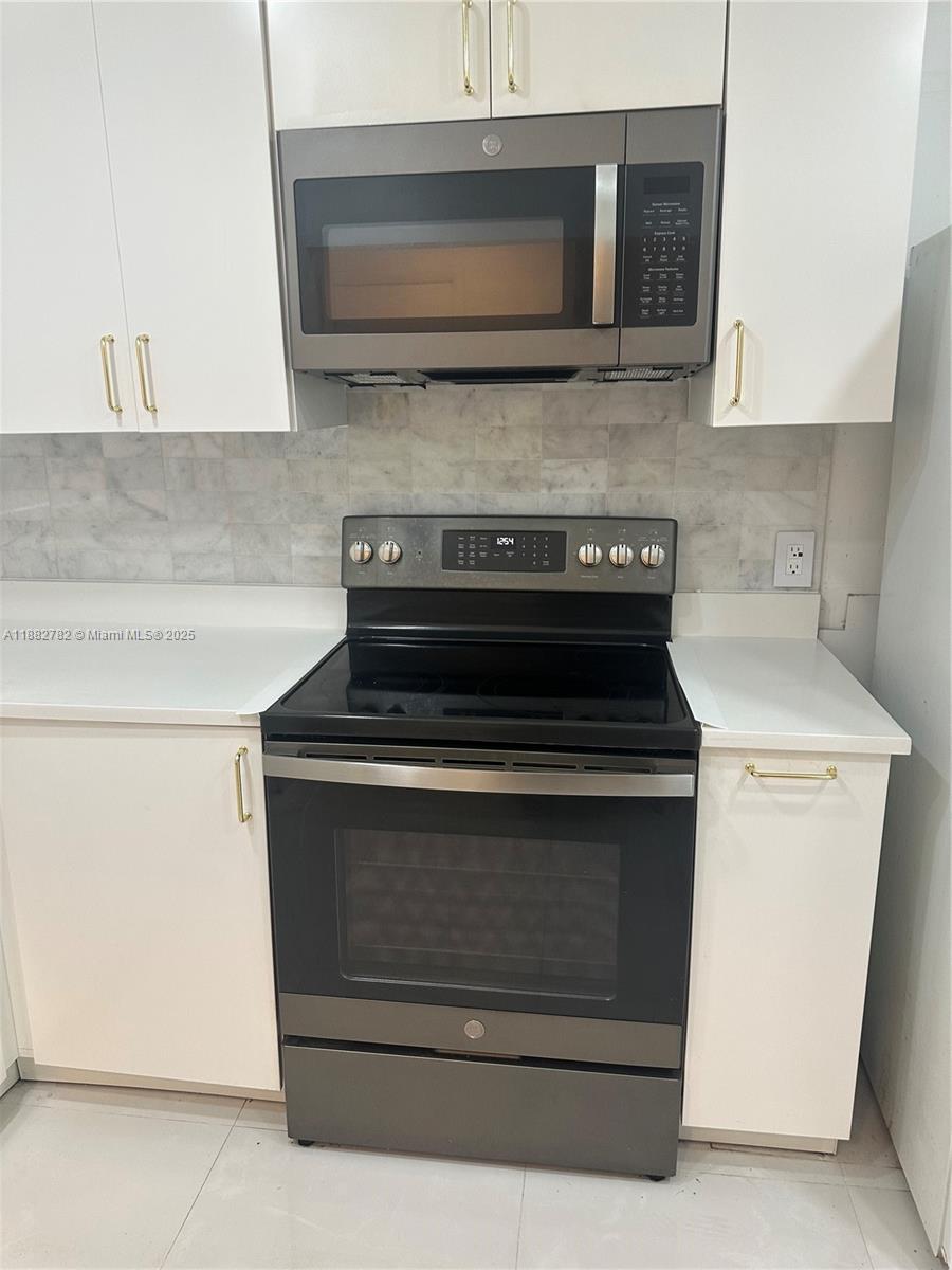 WESTVIEW CONDOMINIUM NO T - Residential Lease