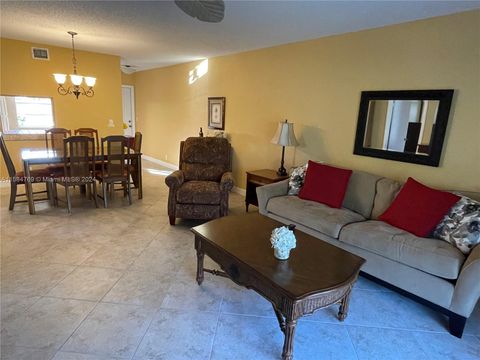 Condominium in West Palm Beach FL 110 Lake Meryl Dr Dr 7.jpg