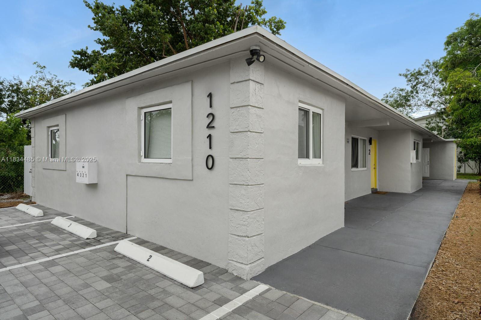 Welcome to this 2 bedroom, 1 bathroom rental available now!
Features include: updated kitchen & bathroom, large windows for natural sunlight.
Location!! You are 10 minutes away from downtown Fort Lauderdale in Las Olas and 15 minutes from the beach.
A huge plus is this unit comes with a personal fenced backyard space, for only you!
1 parking spot included in price and the spot can fit 2 cars. Utilities not included.
