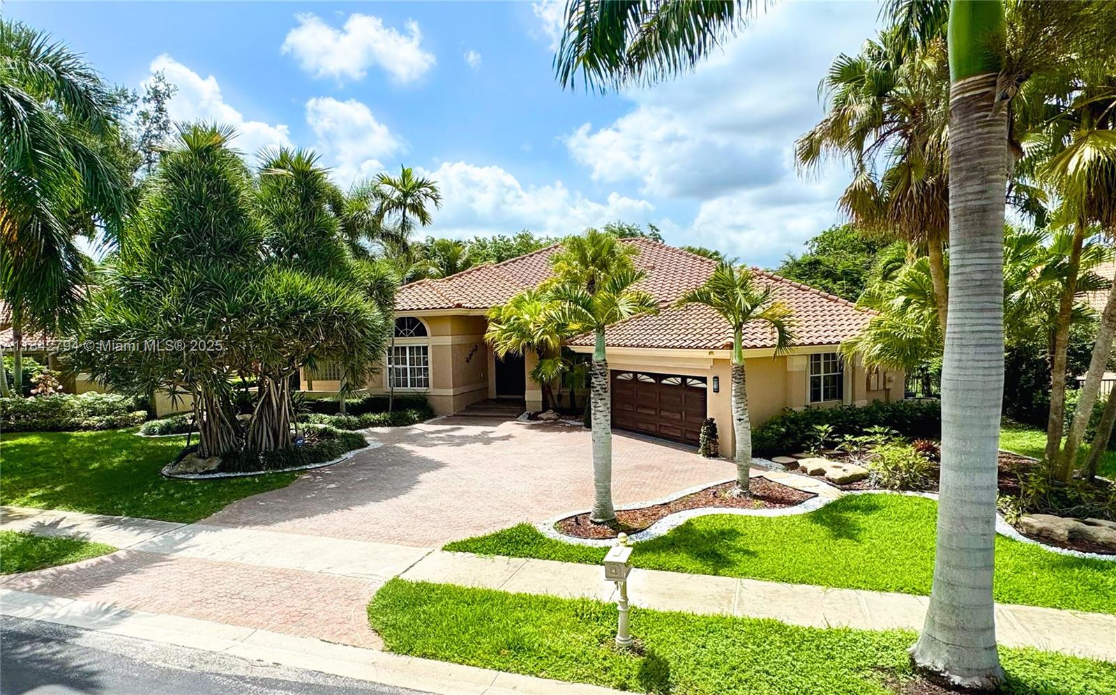 375 Sabal Way, Weston, FL, 33326/$1,850,000 2 375 Sabal Way