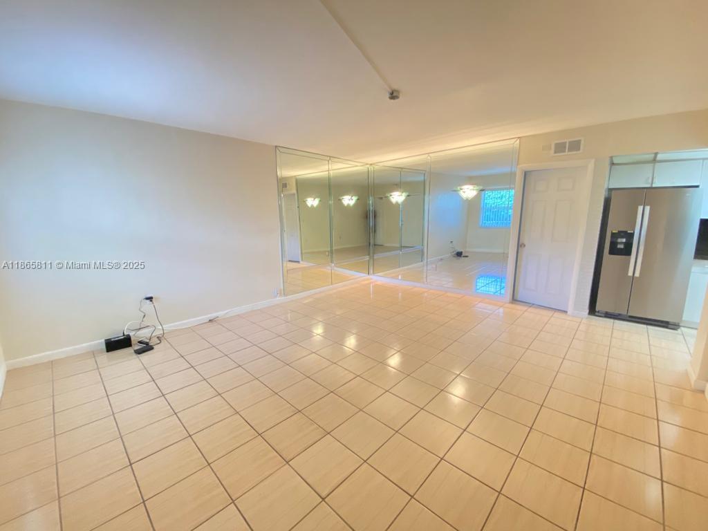 Very spacious and bright one-bedroom with parking included, available for rent. A short walk from the beach, Flamingo Park, Publix, and local bars and restaurants. It is located on the beautiful Meridian Ave. with its great tree canopies and natural shade.