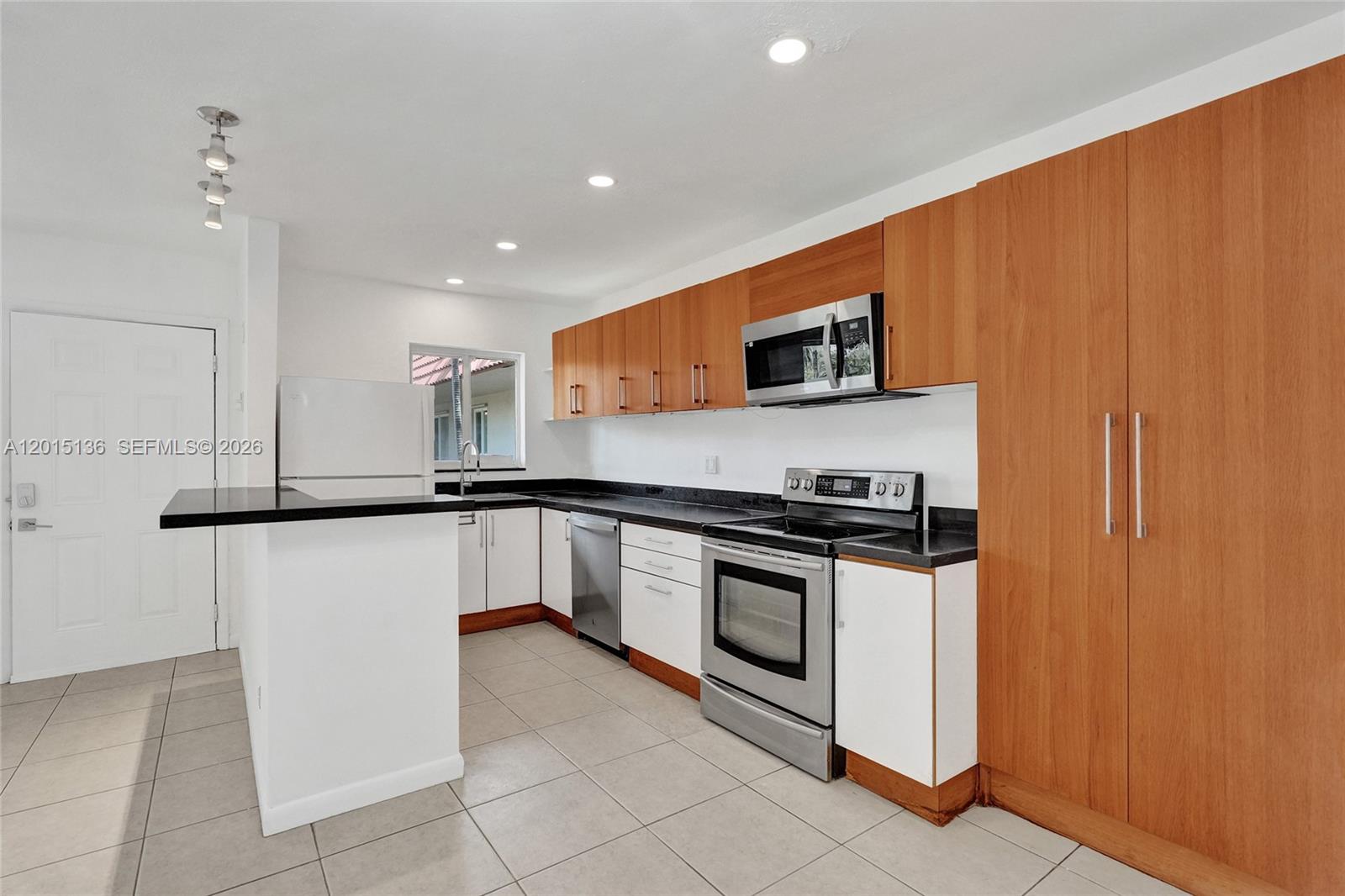 WINDSOR COURT CONDOMINIUM - Residential