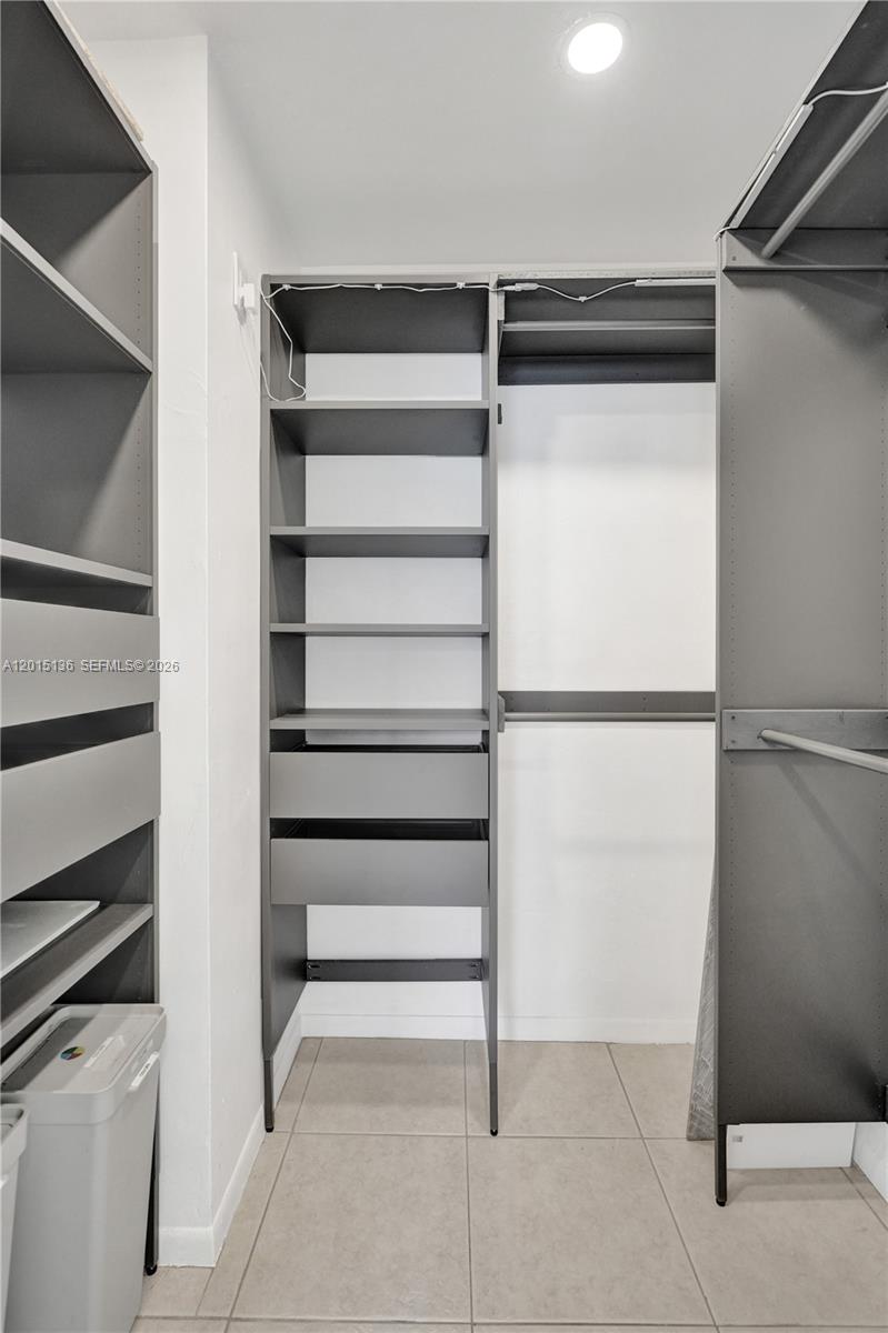 WINDSOR COURT CONDOMINIUM - Residential