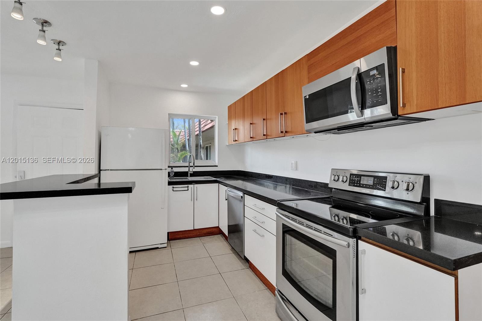 WINDSOR COURT CONDOMINIUM - Residential
