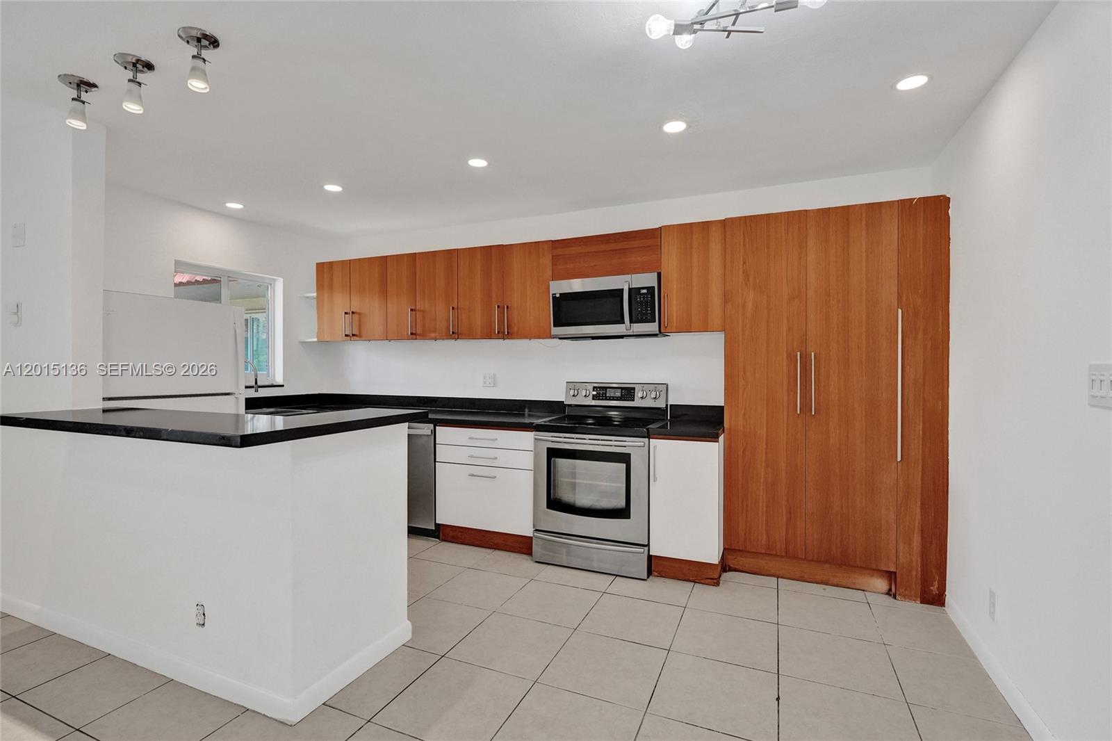 WINDSOR COURT CONDOMINIUM - Residential