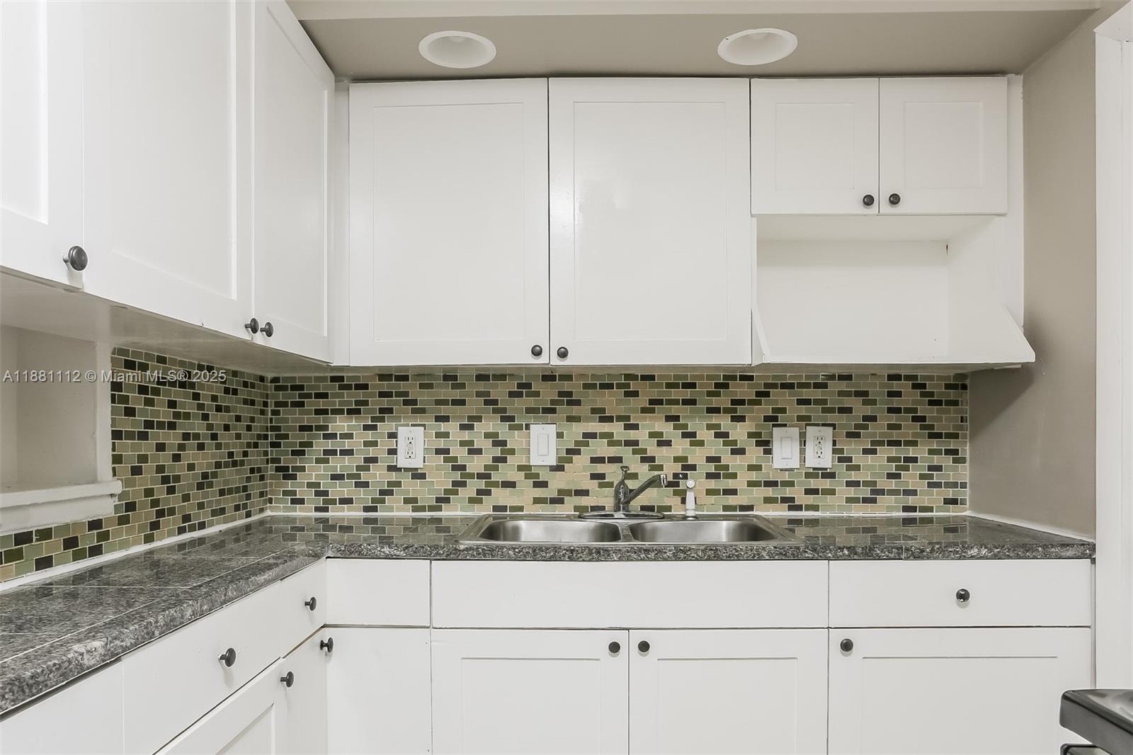 LAUDERDALE MANOR - Residential Lease