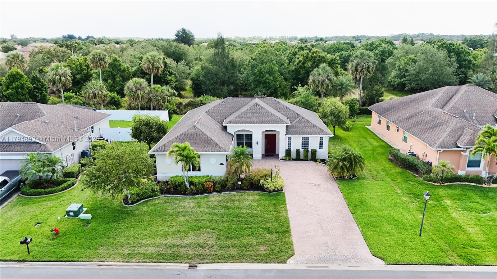 1080 SW Southlakes Way SW, Vero Beach, FL, 32968/$489,900 2 1080 SW Southlakes Way SW