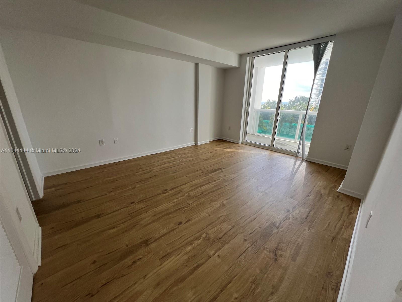 10275 Collins Ave 415