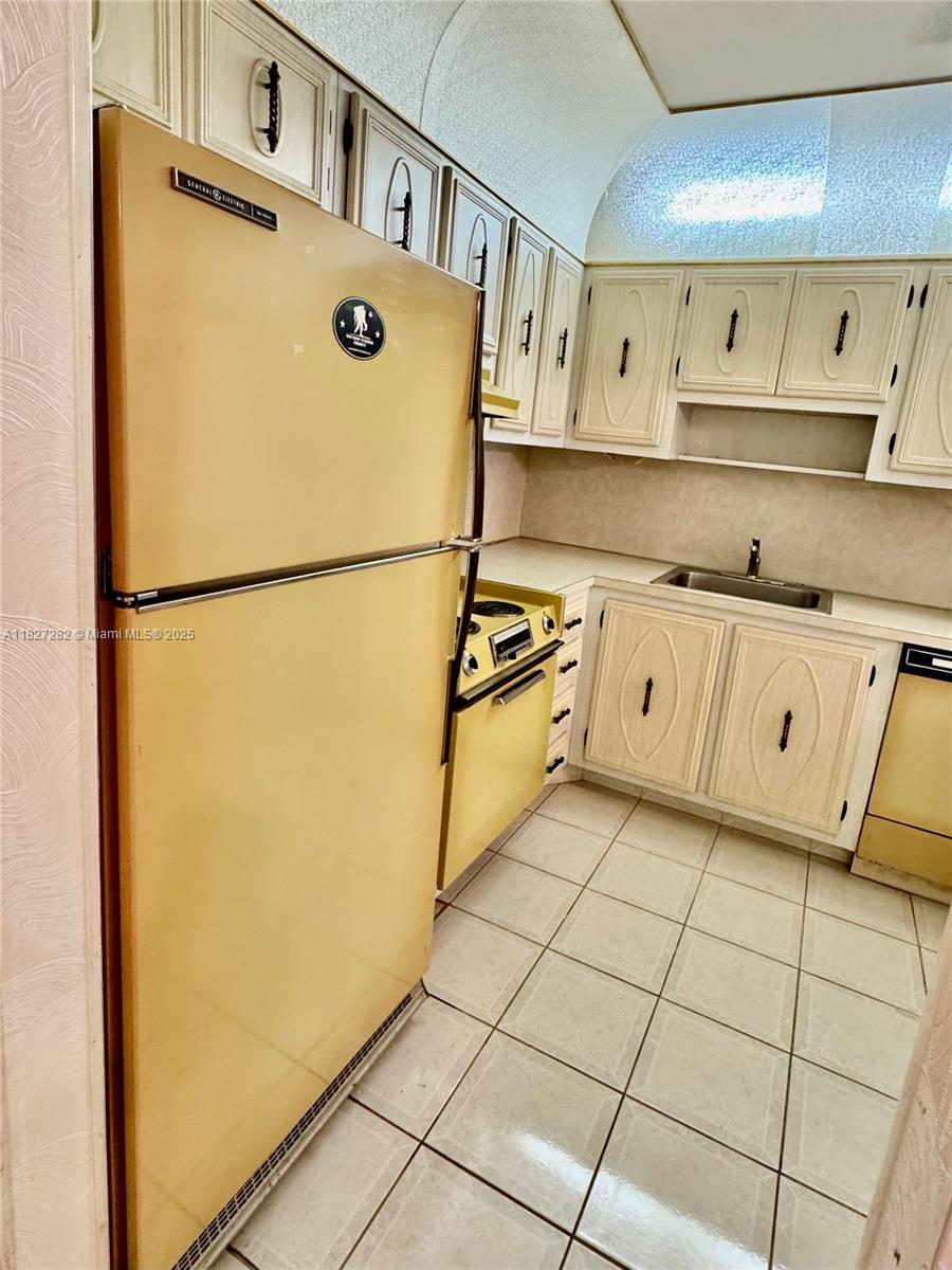 MEADOWS CONDO - Residential