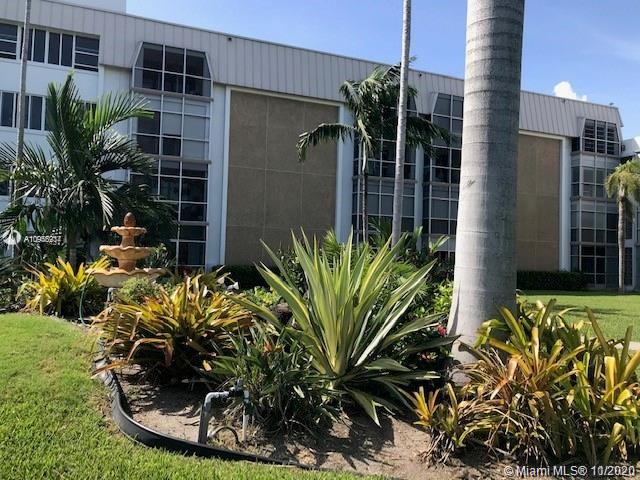 Excellent location in Oakland Park. Gated community, one bedroom one bathroom apartment, wood floors in the dining room and laminate flooring in the main bedroom, equipped kitchen, assigned parking space, gardens, canal, boat stand included, club house with exercise room and sauna, tennis court and BBQ grill. Guest parking EXCELLENT CHOICE.