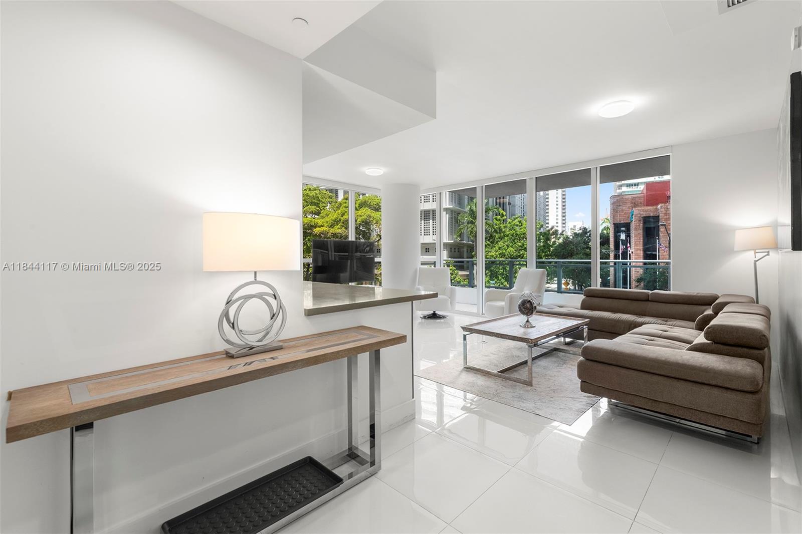 Unique 1 bedrooms and 1 full bath half bathroom in the heart of Brickell with city views The bond British glamour can be see through the beautiful details of the building including Terry O'neill's famous photography of British stars, British inspired library and living room with a pool table, and even a full gym. Enjoy sunny Sunday afternoons barbecuing in Bond's barbecue grills or relax by the lap pool. Parking on the same floor