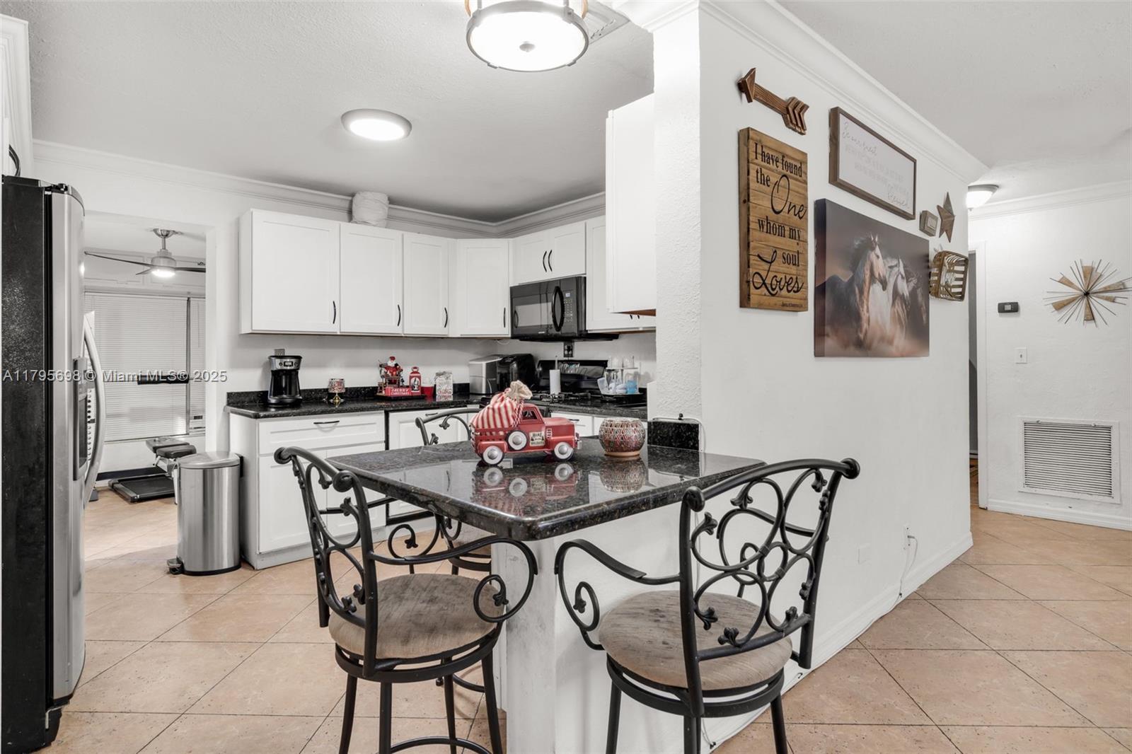 PALM LANE VILLA - Residential
