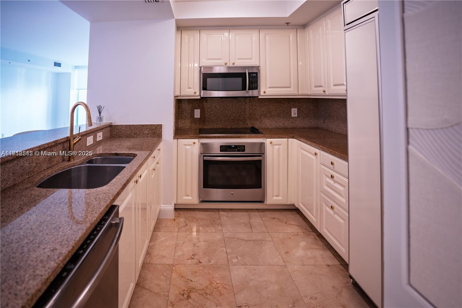 THE TOWER RESIDENCES COND - Residential Lease