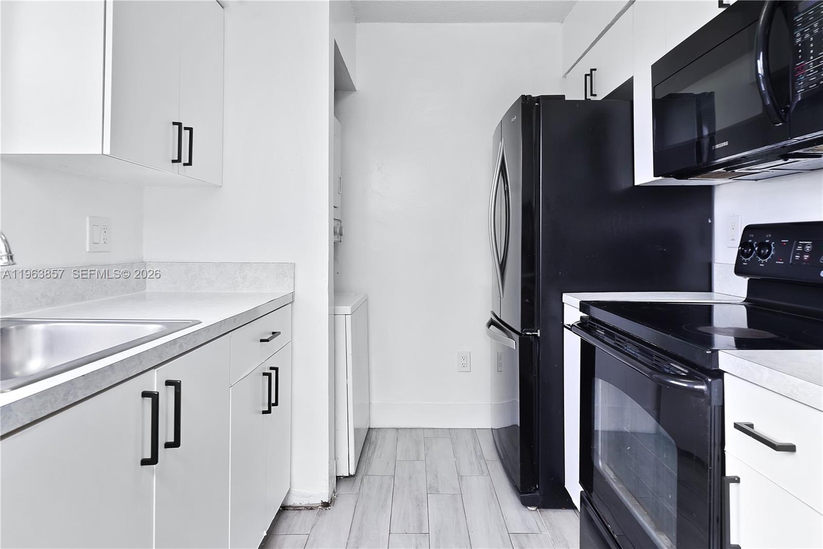 LAKESHORE CONDO 3 - Residential