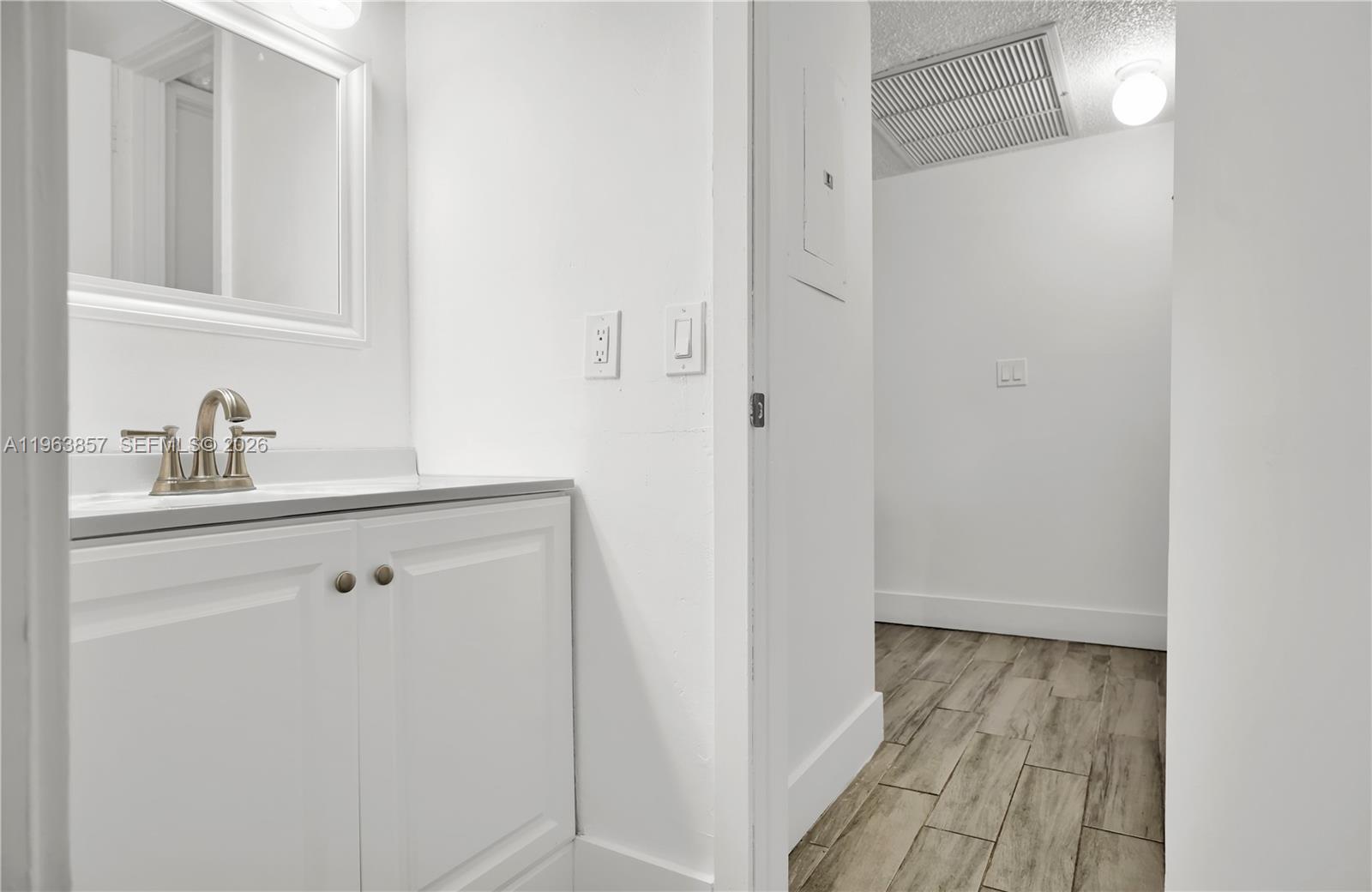 LAKESHORE CONDO 3 - Residential