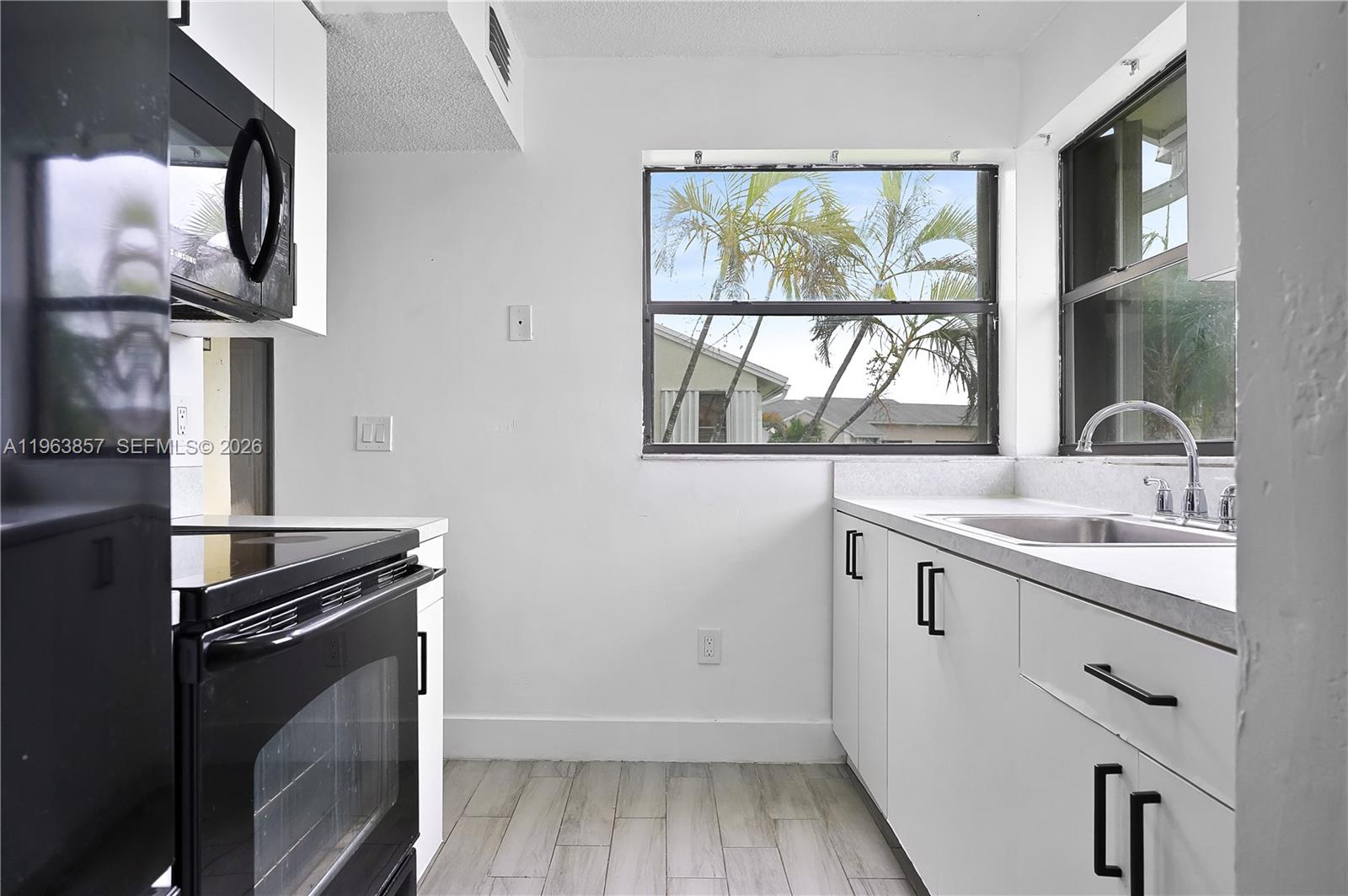 LAKESHORE CONDO 3 - Residential