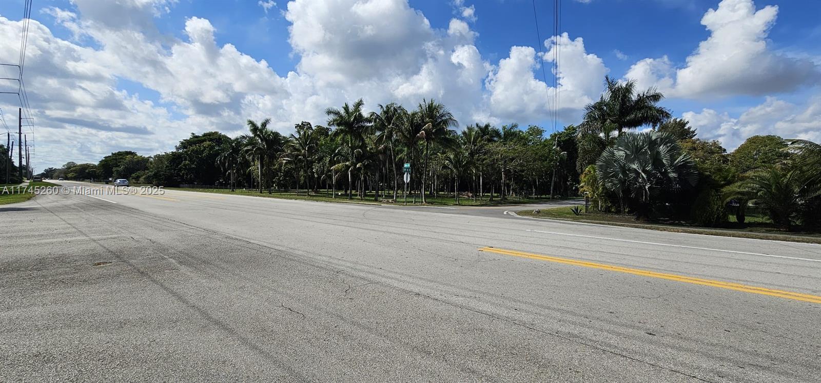 Build your future home in an excellent location on the main street Hiatus Rd, an ideal spot in the heart of the city.