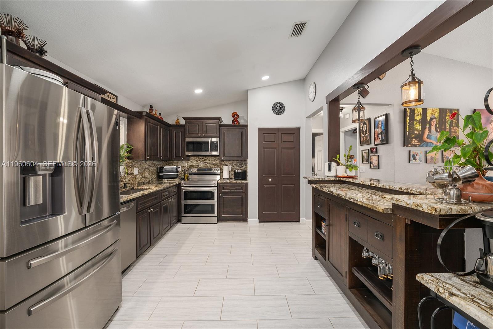 ROLLING HILLS - Residential