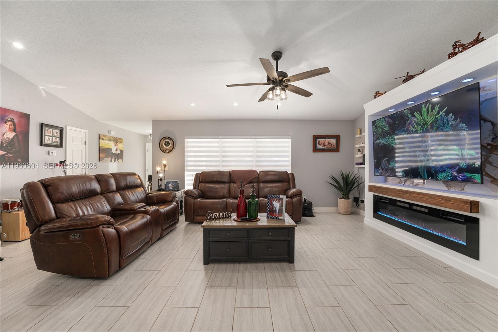 ROLLING HILLS - Residential