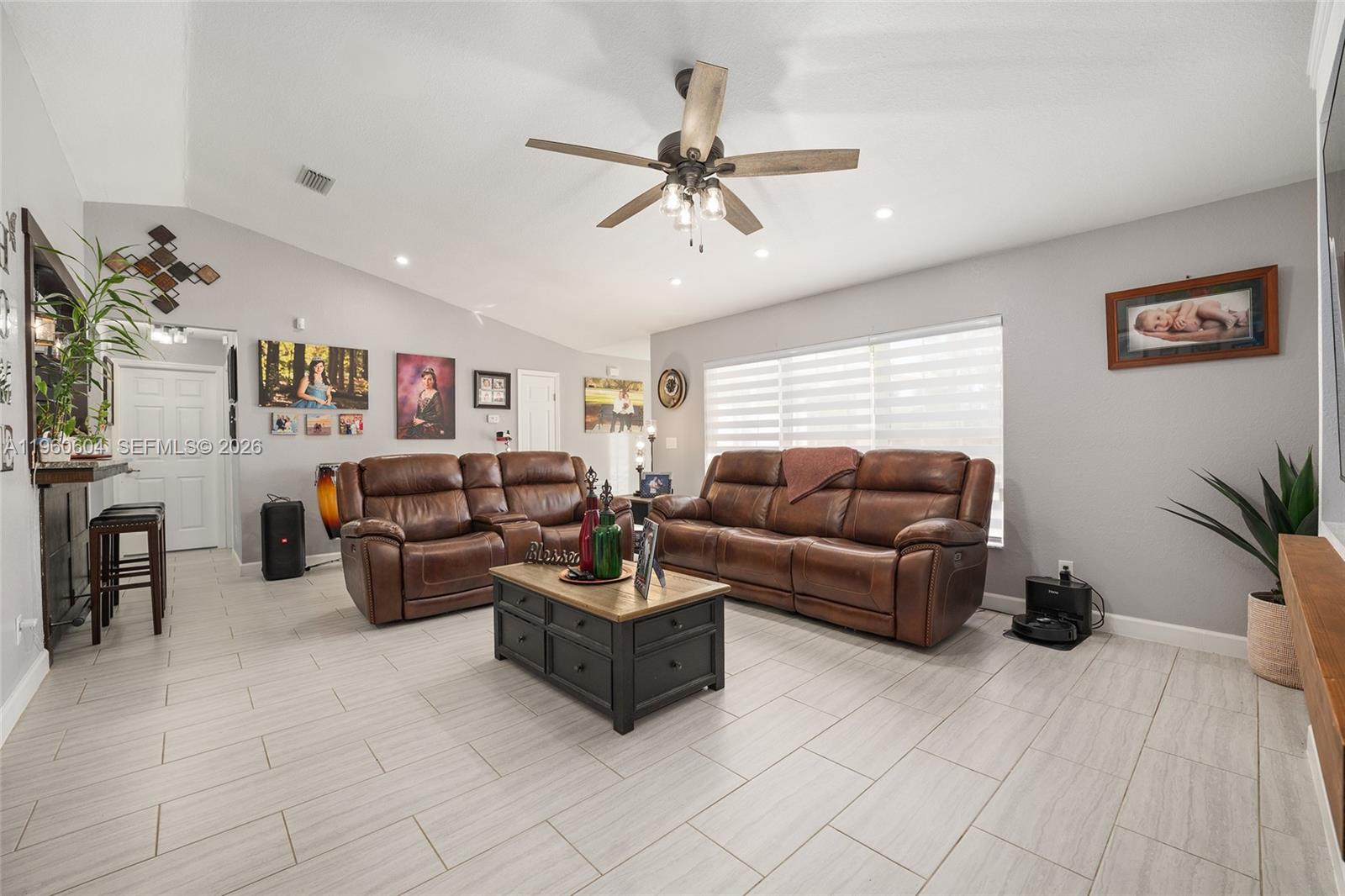 ROLLING HILLS - Residential