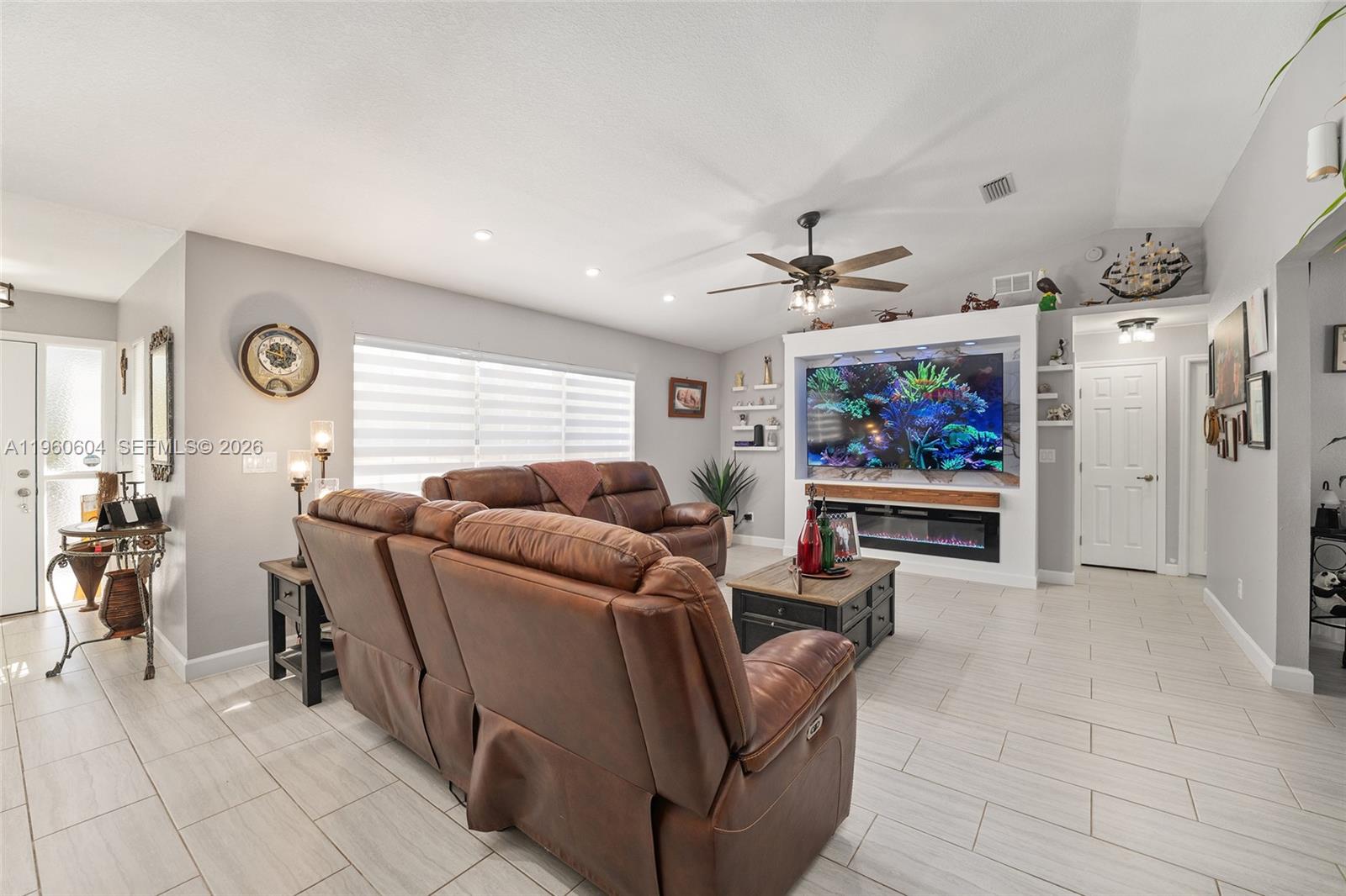 ROLLING HILLS - Residential