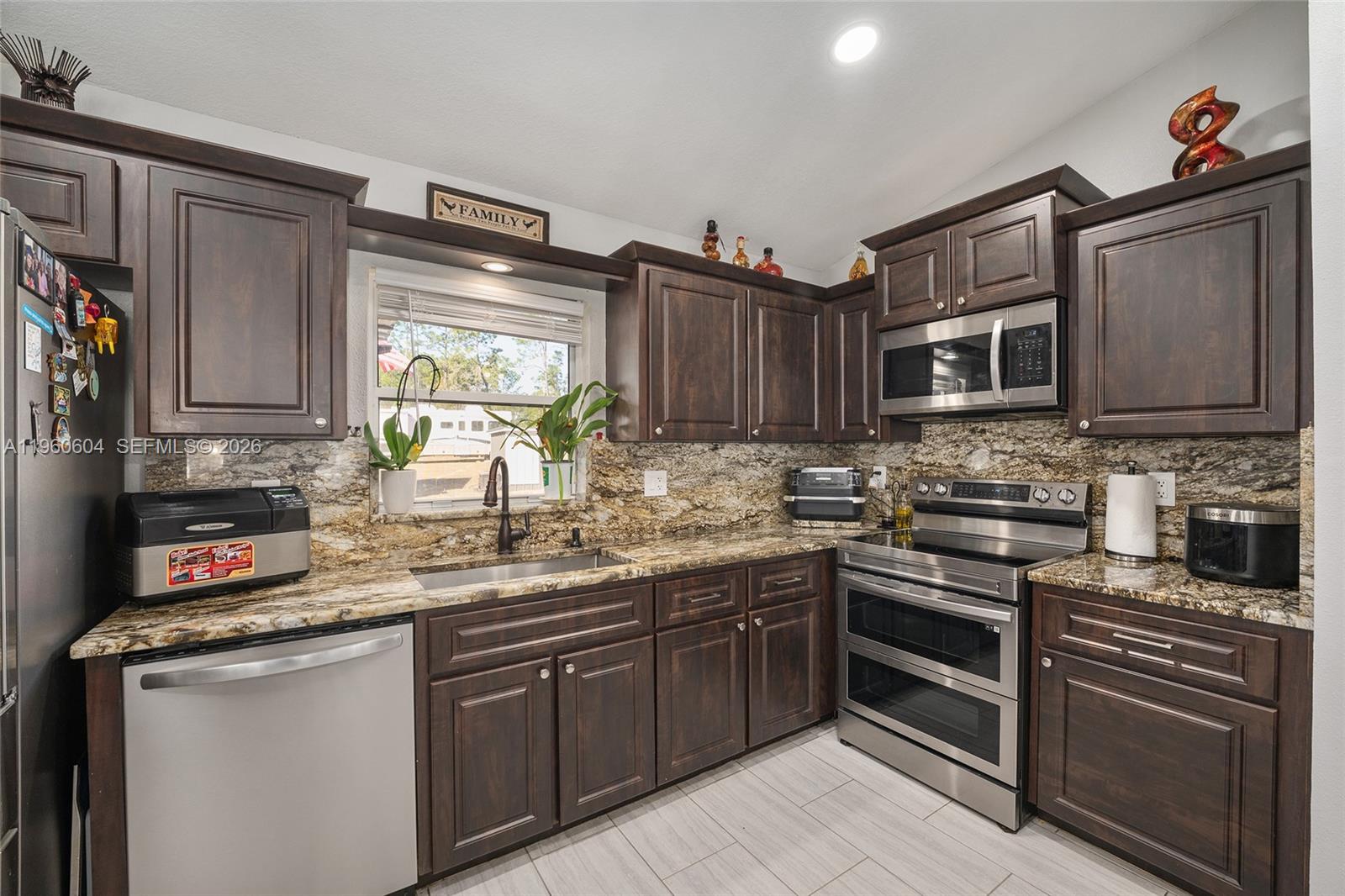 ROLLING HILLS - Residential