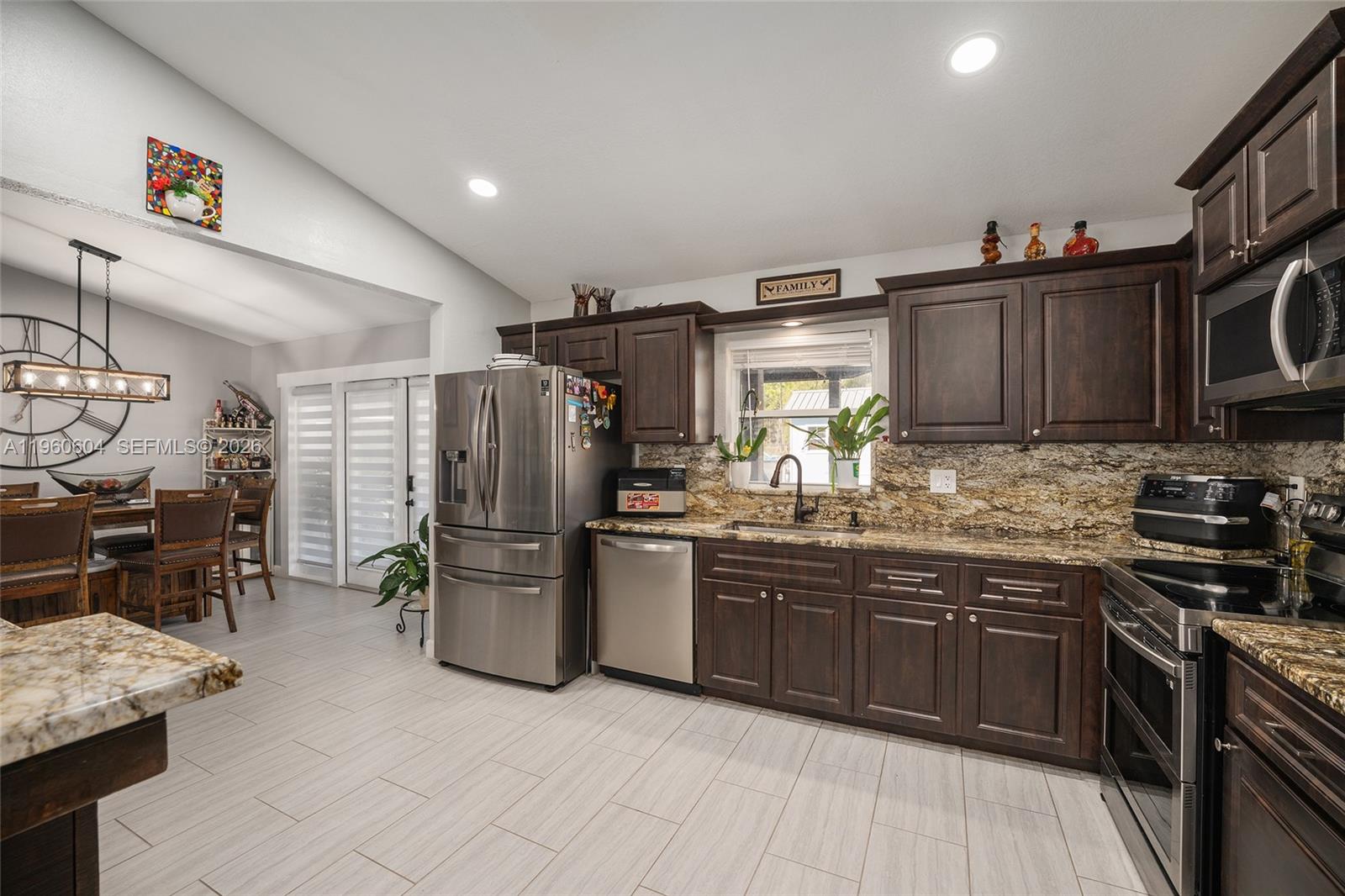 ROLLING HILLS - Residential