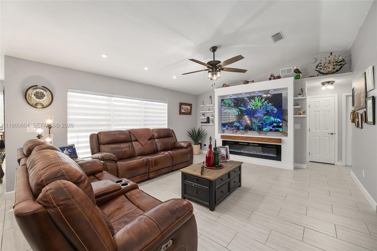 ROLLING HILLS - Residential