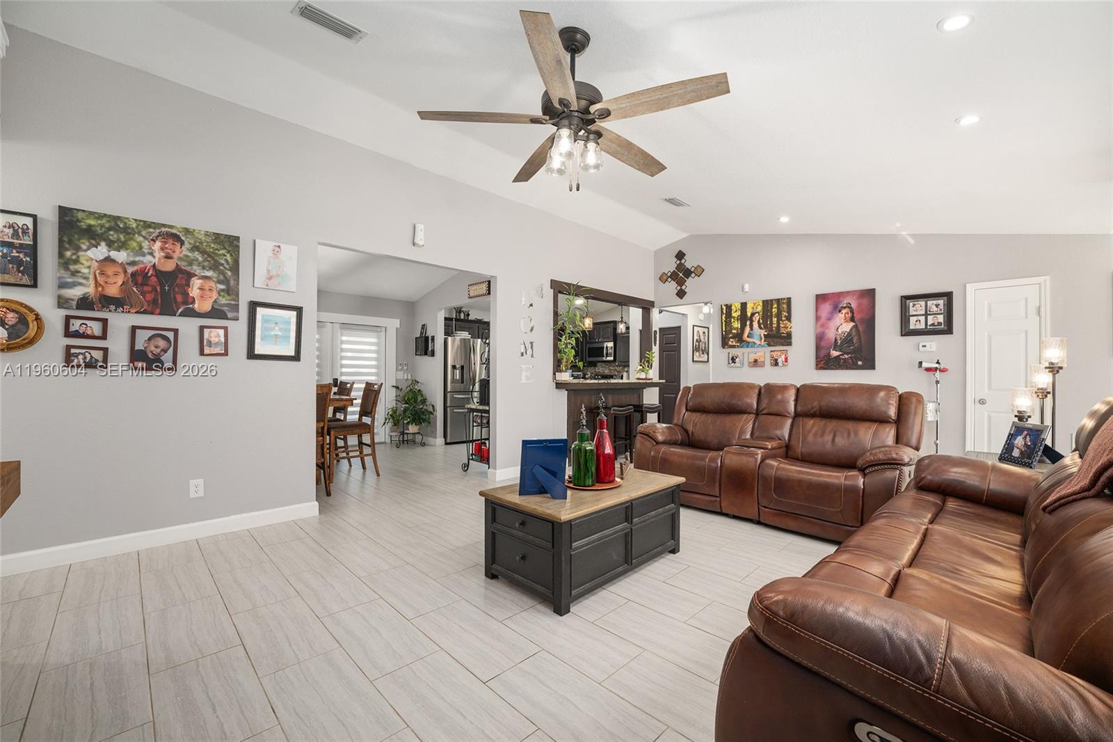 ROLLING HILLS - Residential