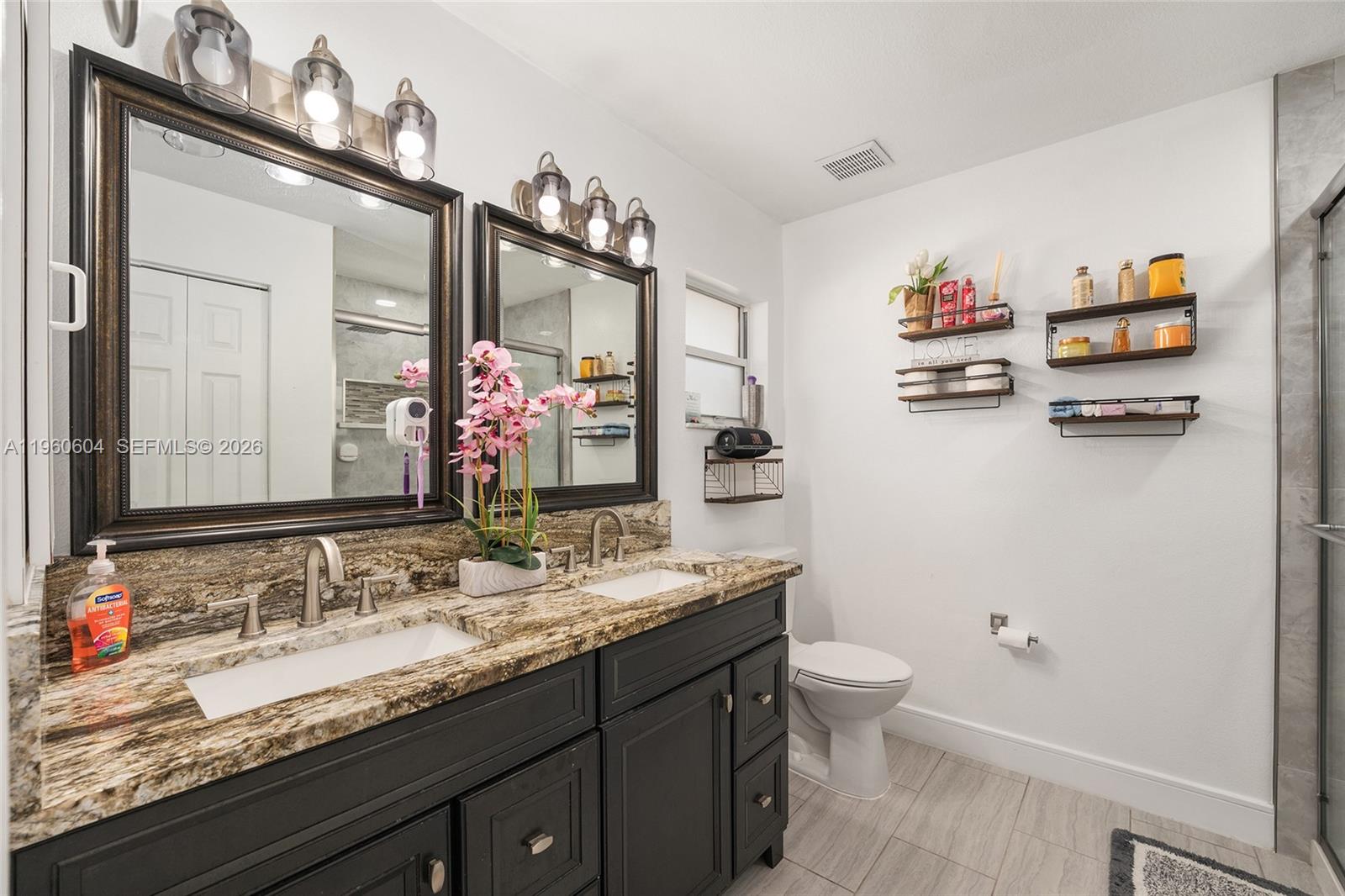 ROLLING HILLS - Residential