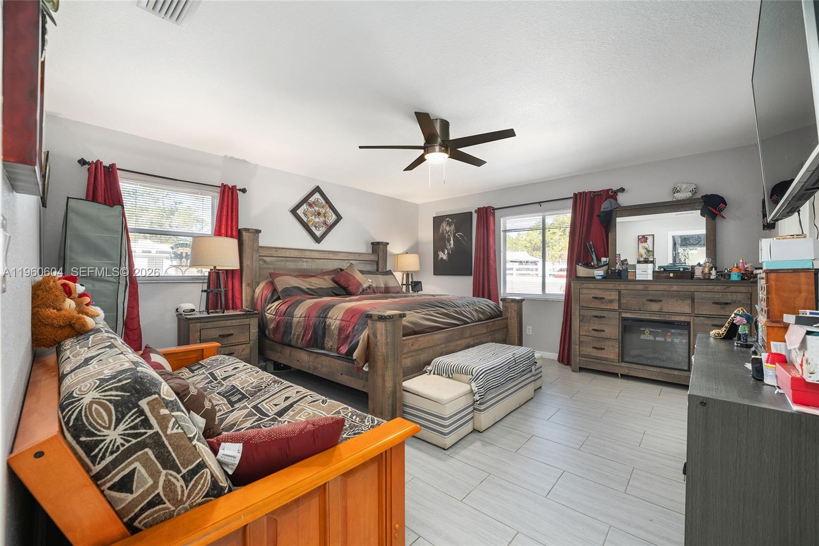 ROLLING HILLS - Residential