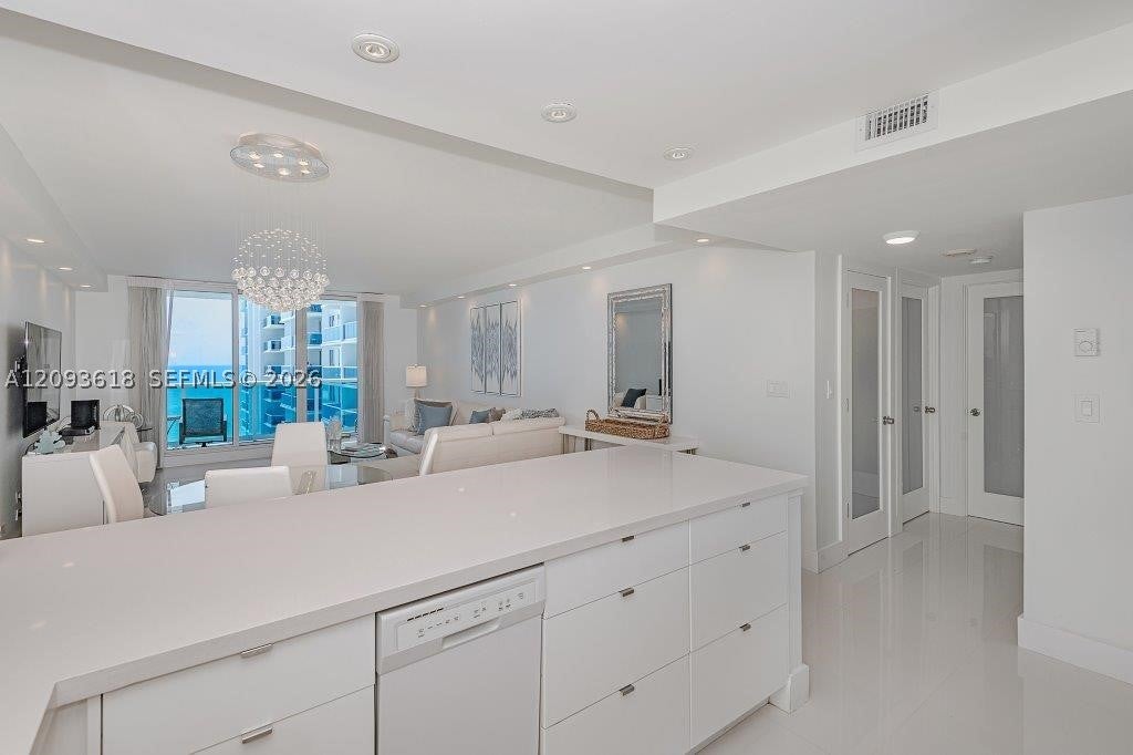 2301 Collins Ave 1424