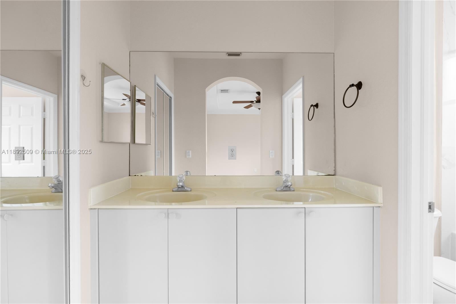 KENDALL BREEZE SOUTH - Residential Lease