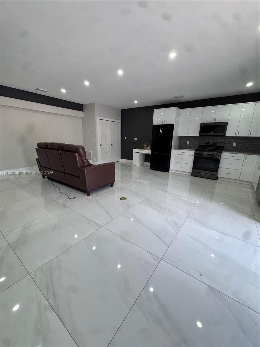 HOLLYWOOD HILLS - Residential Lease