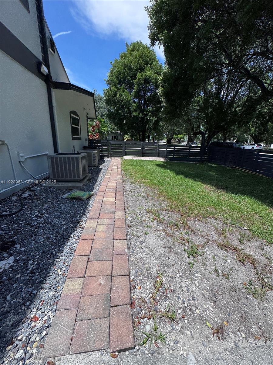 HOLLYWOOD HILLS - Residential Lease