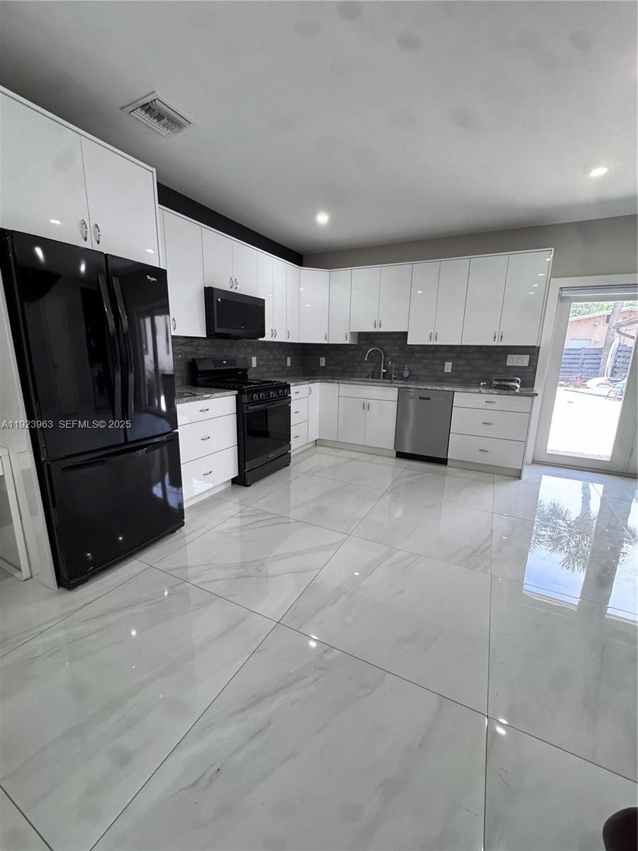 HOLLYWOOD HILLS - Residential Lease